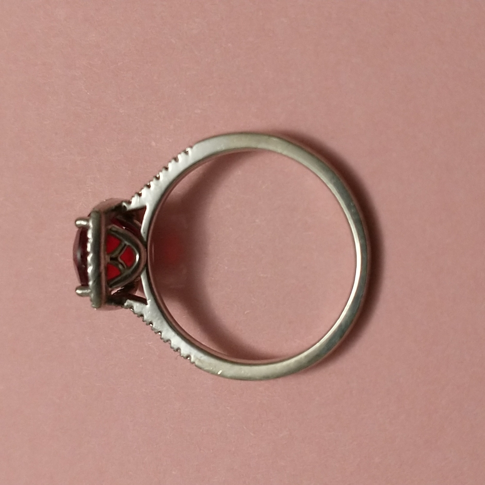 Beautiful deep red ruby cushion cut ring - Picture 6 of 8